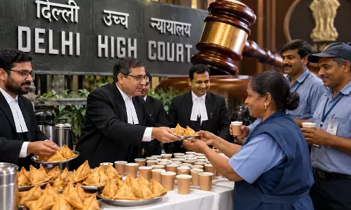दिल्ली HC का अनोखा आदेश, जुर्माना माफ कराने के लिए कर्मचारियों को खिलाने होंगे चाय-समोसे