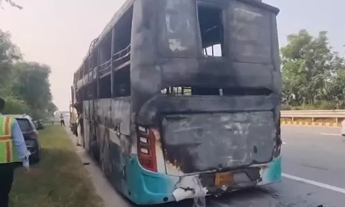 यमुना एक्सप्रेसवे पर बस में भीषण आग
