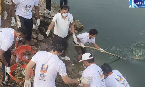 खजुराहो में वीडी शर्मा ने सेवा यात्रियों के साथ की ननौरा झील की सफाई, दिया ‘नमो तालाब’ नाम खजुराहो में वीडी शर्मा ने सेवा यात्रियों के साथ की ननौरा झील की सफाई, दिया ‘नमो तालाब’ नाम