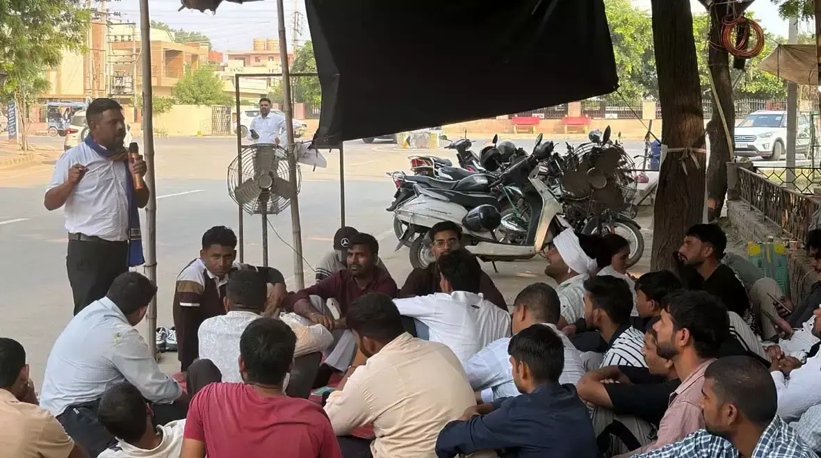 लघु सचिवालय के बाहर भर्ती मांग को लेकर धरना