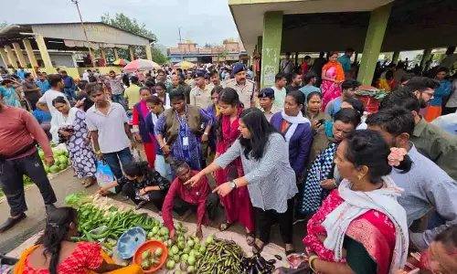 सड़क पर दुकान लगाने वालों पर सख्ती, चला रायपुर निगम का डंडा