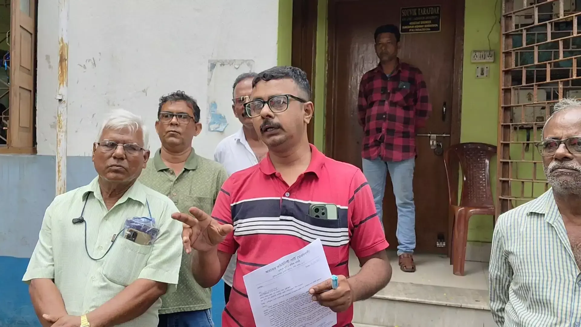 पीडब्ल्यूडी कार्यालय के बाहर जुटे माकपा कार्यकर्ता