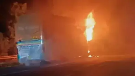 डबल-डेकर बस में लगी भीषण आग, 9 लोग जलकर मौत डबल-डेकर बस में लगी भीषण आग, 9 लोग जलकर मौत