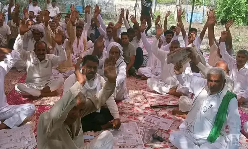 अधिवक्ता से मारपीट के बाद ग्रामीण और बिजलीकर्मी आमने-सामने अधिवक्ता से मारपीट के बाद ग्रामीण और बिजलीकर्मी आमने-सामने