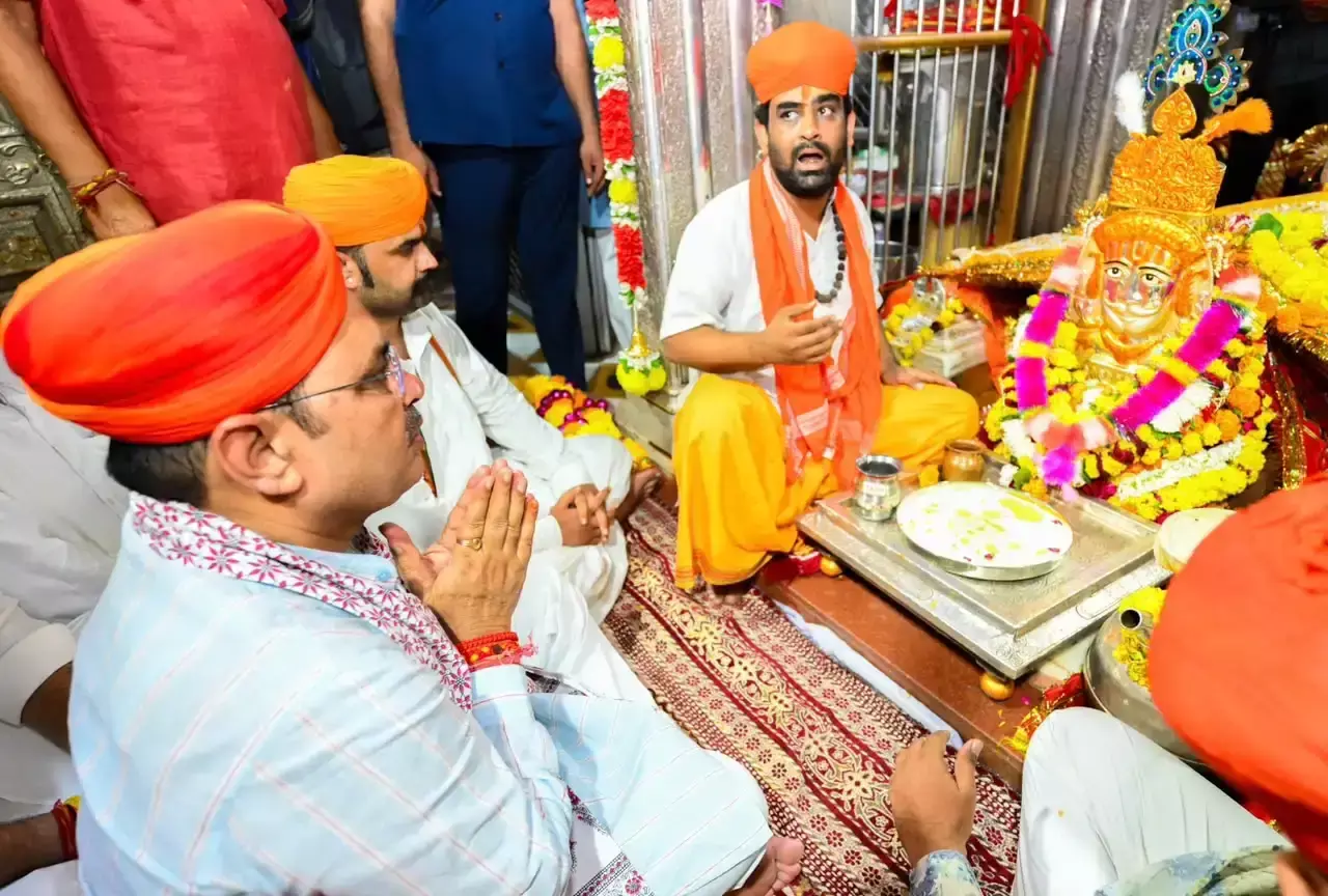 मुख्यमंत्री ने समाधि स्थल पर पूजा-अर्चना कर मांगी मंगलकामना मुख्यमंत्री ने समाधि स्थल पर पूजा-अर्चना कर मांगी मंगलकामना