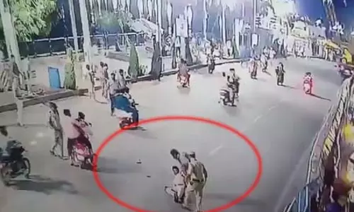 LIVE वीडियो! गणेश विसर्जन के दौरान ड्यूटी पर तैनात SI को दोपहिया वाहन ने मारी टक्कर, मौत LIVE वीडियो! गणेश विसर्जन के दौरान ड्यूटी पर तैनात SI को दोपहिया वाहन ने मारी टक्कर, मौत