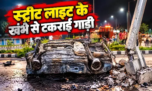 स्ट्रीट लाइट के खंभे से टकराई गाड़ी, तीन लोग जिंदा जले, दो की हालत गंभीर स्ट्रीट लाइट के खंभे से टकराई गाड़ी, तीन लोग जिंदा जले, दो की हालत गंभीर