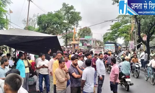 उड़ती धूल के विरोध में बालूमाथ बंद, बारिश के बीच छाता लेकर सड़क पर उतरे ग्रामीण