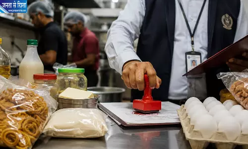 त्योहारों से पहले FDA का बड़ा एक्शन, 41 ठिकानों पर छापेमारी में ₹23.89 लाख के खाद्य उत्पाद जब्त त्योहारों से पहले FDA का बड़ा एक्शन, 41 ठिकानों पर छापेमारी में ₹23.89 लाख के खाद्य उत्पाद जब्त