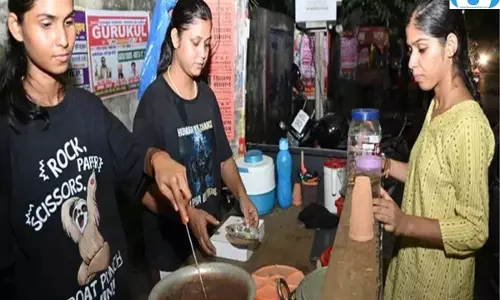 मुश्किलों से लड़ रहीं तीन बहनें चाय बेचकर कर रहीं IAS की तैयारी