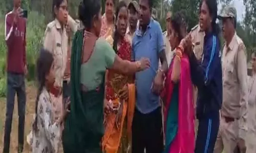 जंगल में गरमाया माहौल, ग्रामीणों ने वन टीम को घेरा