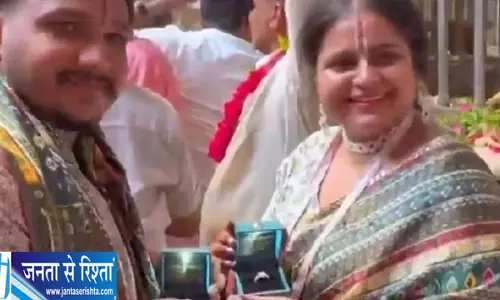 बांकेबिहारी मंदिर के VIP कटहरे में युवक-युवती ने पहनाई अंगूठी, वीडियो सामने आने के बाद उठे सवाल बांकेबिहारी मंदिर के VIP कटहरे में युवक-युवती ने पहनाई अंगूठी, वीडियो सामने आने के बाद उठे सवाल