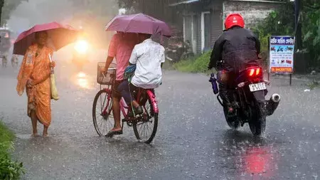 ओडिशा गहरे दबाव की चपेट में , भारी बारिश जारी