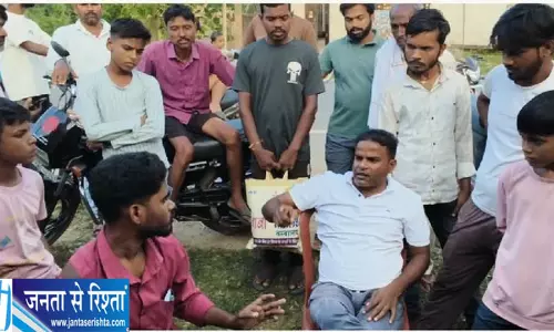 माइक्रोफाइनेंस कर्मियों को ग्रामीणों ने रोका