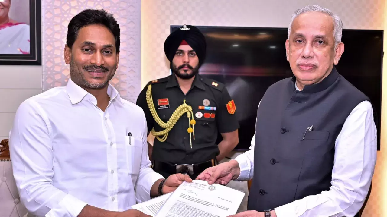 आंध्र के राज्यपाल से मिले जगन, डीएससी घोटाले और हमलों से कराया अवगत