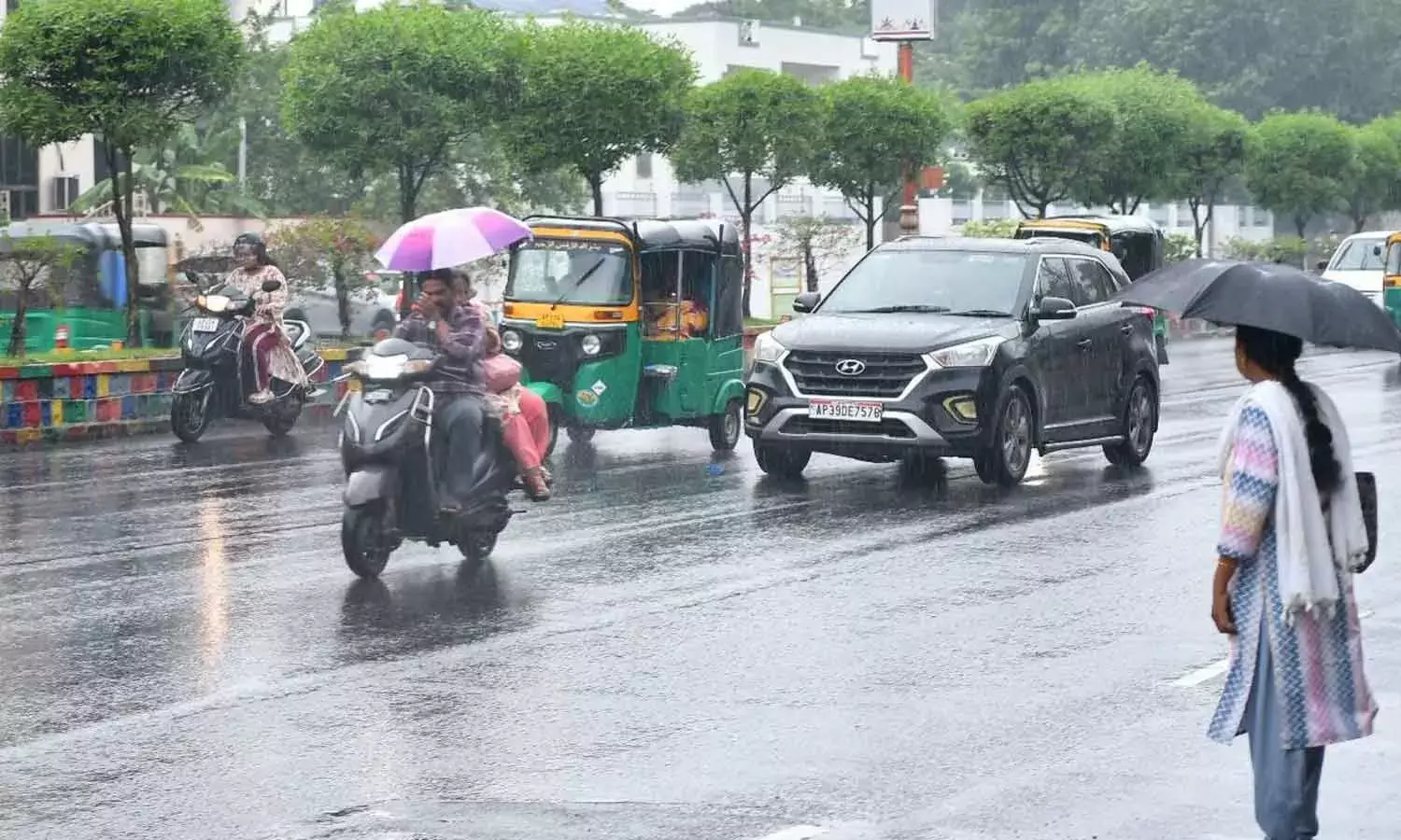 Andhra: लगातार हो रही बारिश से जनजीवन अस्त-व्यस्त हो गया है