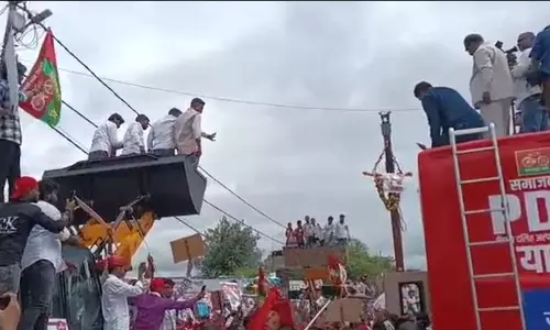 अखिलेश यादव ने चुनावी आगाज किया, राहुल गांधी के संसदीय क्षेत्र की रैली में बुलडोजर पहुंचे