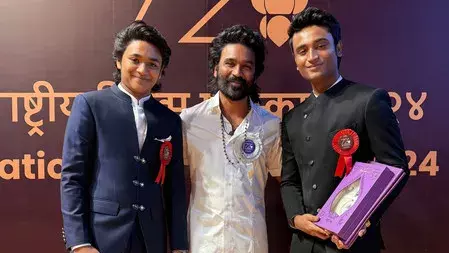 रजनीकांत के सम्मान में धनुष ने ‘ओम’ की रिलीज की तारीख आगे बढ़ाई रजनीकांत के सम्मान में धनुष ने ‘ओम’ की रिलीज की तारीख आगे बढ़ाई