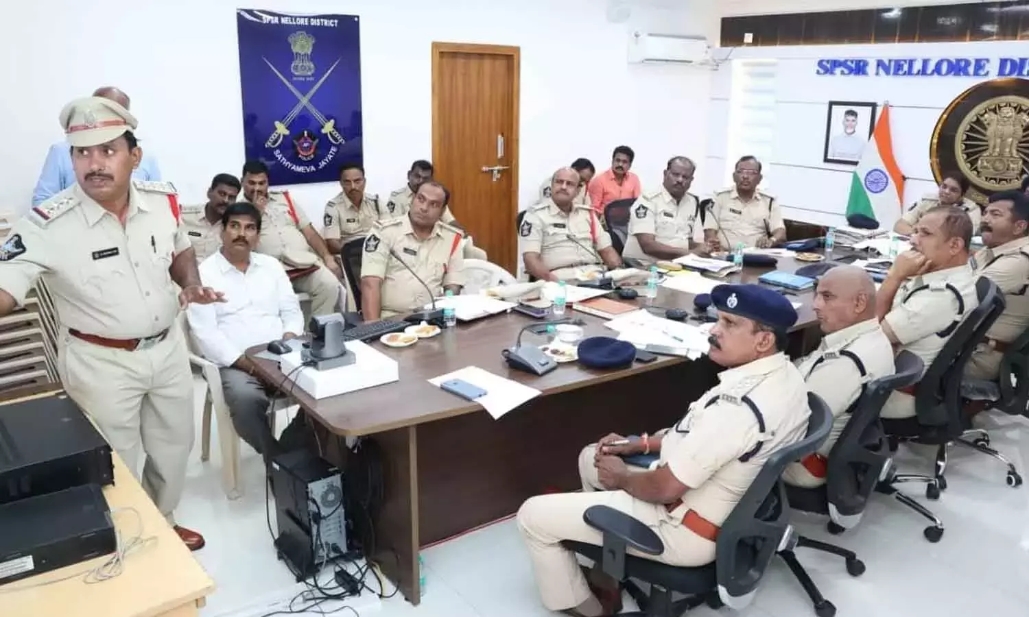 Andhra: एसपी ने सीएम और डिप्टी सीएम के दौरे को लेकर सुरक्षा व्यवस्था की समीक्षा की Andhra: एसपी ने सीएम और डिप्टी सीएम के दौरे को लेकर सुरक्षा व्यवस्था की समीक्षा की