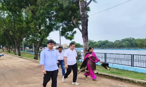 निगम आयुक्त ने महादेवघाट के विसर्जन कुंड का किया निरीक्षण