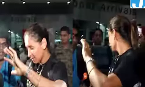 गोल्ड जीतकर लौटीं हरमनप्रीत कौर, एयरपोर्ट पर कैमरा फ्लैश से हुईं परेशान