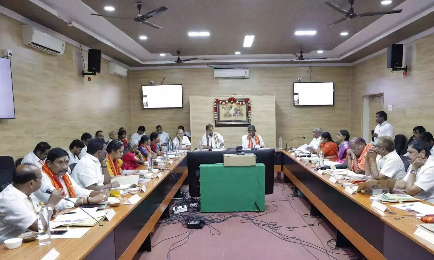 Andhra: श्रीशैलम मंदिर बोर्ड ने दशहरा के लिए प्रमुख निर्णयों को मंजूरी दी Andhra: श्रीशैलम मंदिर बोर्ड ने दशहरा के लिए प्रमुख निर्णयों को मंजूरी दी