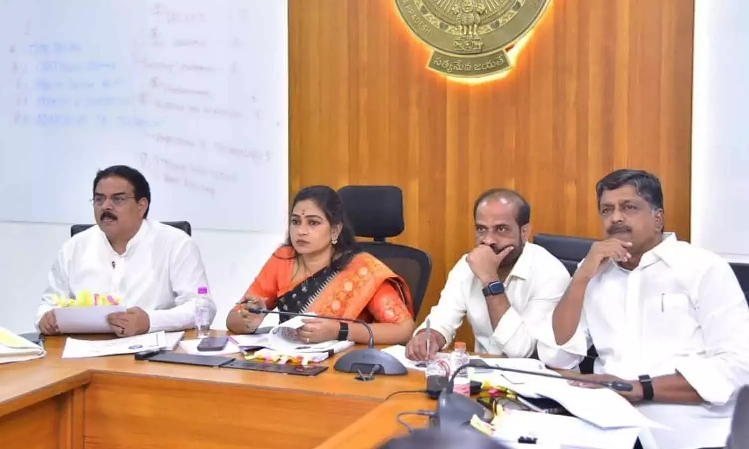 Andhra: मनोहर ने एग्रीगोल्ड मामलों को सुलझाने के लिए त्वरित कार्रवाई का आश्वासन दिया Andhra: मनोहर ने एग्रीगोल्ड मामलों को सुलझाने के लिए त्वरित कार्रवाई का आश्वासन दिया