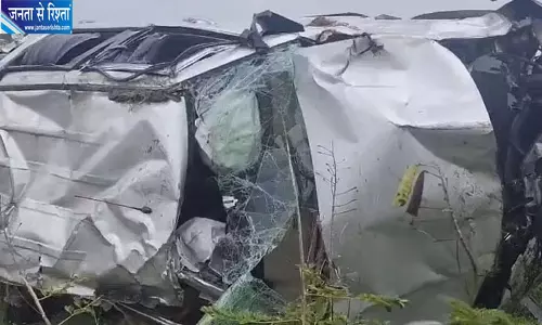 चेन्नई-बेंगलुरु एक्सप्रेसवे पर भीषण हादसा, कार पलटने से तीन की मौत चेन्नई-बेंगलुरु एक्सप्रेसवे पर भीषण हादसा, कार पलटने से तीन की मौत