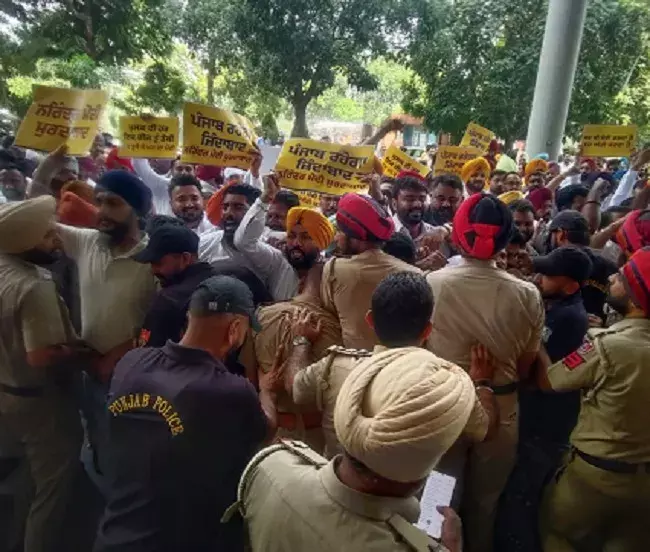 ED रेड के विरोध में गमाडा दफ्तर पहुंचे AAP कार्यकर्ता, मुख्यालय के बाहर हंगामा, पुलिस से हुई धक्का-मुक्की