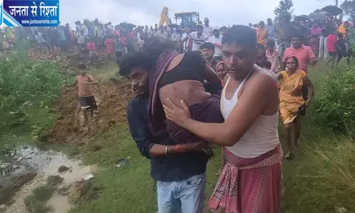 मूसलाधार बारिश में जर्जर सामुदायिक भवन ढहा, मलबे में दबी महिला को ग्रामीणों ने बचाया