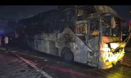 19 चालान के बावजूद एक्सप्रेसवे पर दौड़ती रही बस, नियमों की अनदेखी के बीच हुआ भीषण अग्निकांड