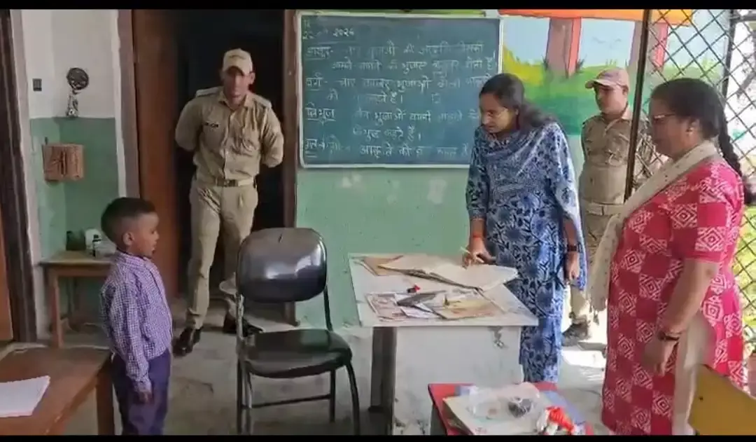 जर्जर आंगनबाड़ी केंद्र को सुरक्षित भवन में किया गया स्थानांतरित