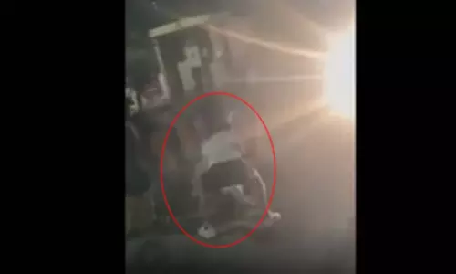 गाड़ी हटाने की बात पर बवाल, Audi सवार युवकों ने सड़क पर युवक को पीटा गाड़ी हटाने की बात पर बवाल, Audi सवार युवकों ने सड़क पर युवक को पीटा