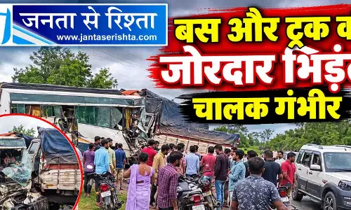 बस और ट्रक की जोरदार भिड़ंत, चालक गंभीर