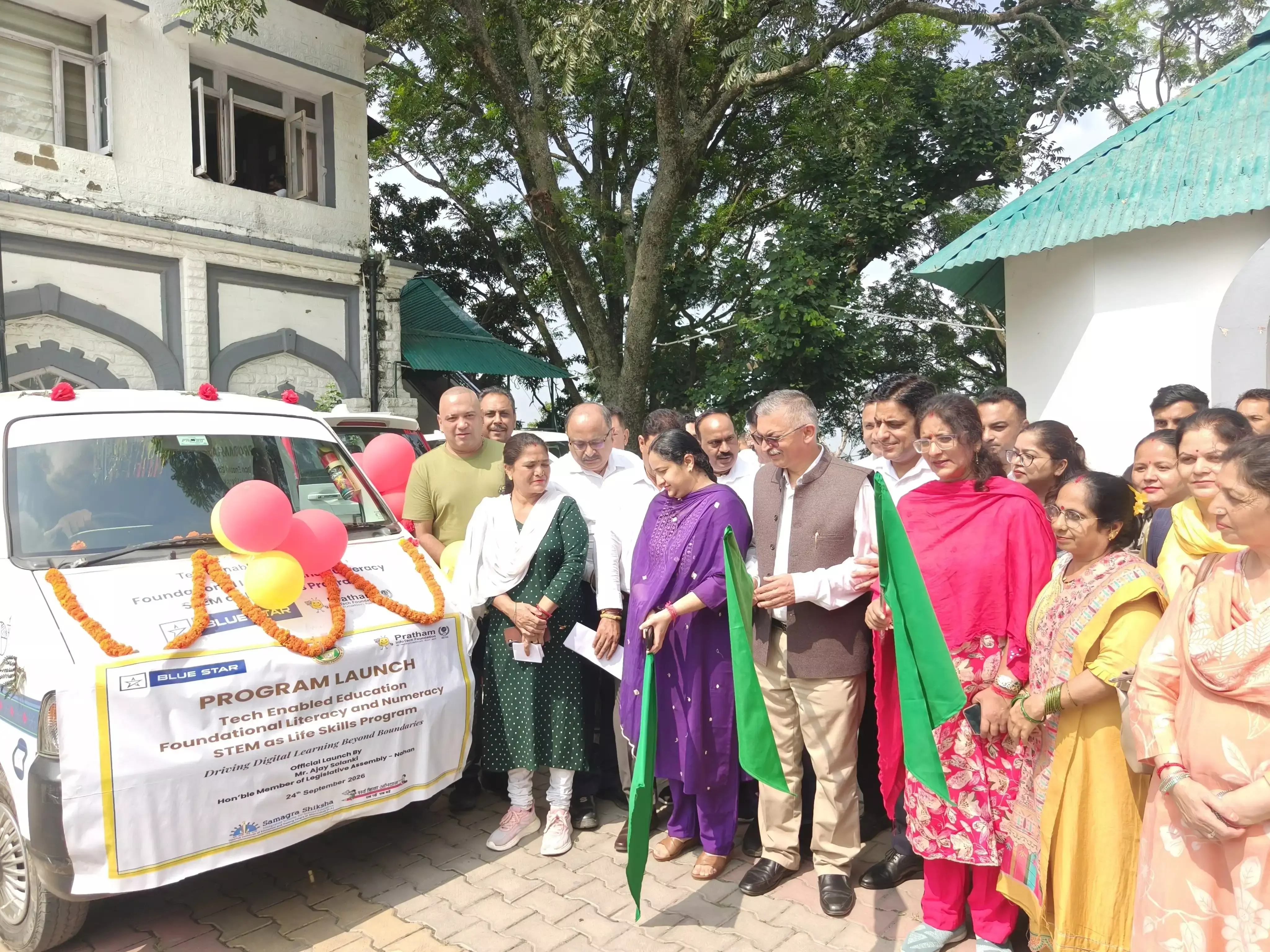 विधायक सोलंकी और डीसी ने डिजिटल वैन को दिखाई हरी झंडी