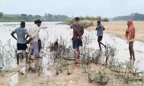 नदी में बहकर आया अधेड़ का क्षत-विक्षत शव, इलाके में मचा हड़कंप नदी में बहकर आया अधेड़ का क्षत-विक्षत शव, इलाके में मचा हड़कंप