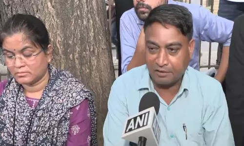 साहिल वाकोडे के माता पिता आजाद मैदान में भूख हड़ताल पर