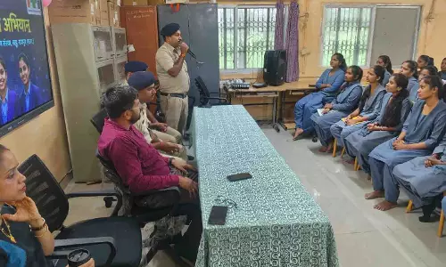 150 छात्राओं को ऑनलाइन ठगी से बचने के पंडरी पुलिस ने बताए तरीके