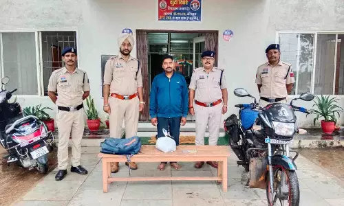 शिवनाथ नदी के पास गांजा बेचने ग्राहक तलाश रहा था आरोपी, पुलिस ने पकड़ा शिवनाथ नदी के पास गांजा बेचने ग्राहक तलाश रहा था आरोपी, पुलिस ने पकड़ा