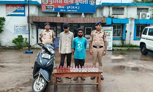 ऑपरेशन विश्वास में अवैध शराब पर कार्रवाई, एक्टिवा सवार दो युवक गिरफ्तार