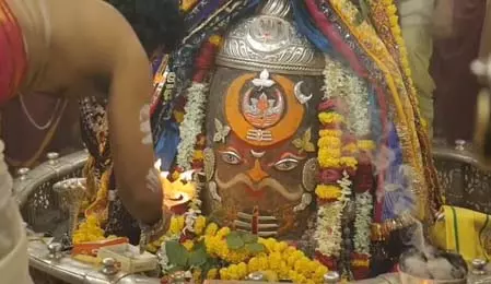 भस्म आरती: बाबा महाकाल का राजाधिराज स्वरूप में भव्य शृंगार, चंद्रमा, त्रिपुंड और त्रिशूल से सजाया गया भस्म आरती: बाबा महाकाल का राजाधिराज स्वरूप में भव्य शृंगार, चंद्रमा, त्रिपुंड और त्रिशूल से सजाया गया