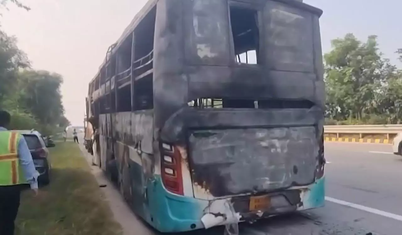 यमुना एक्सप्रेसवे पर बस में भीषण आग यमुना एक्सप्रेसवे पर बस में भीषण आग