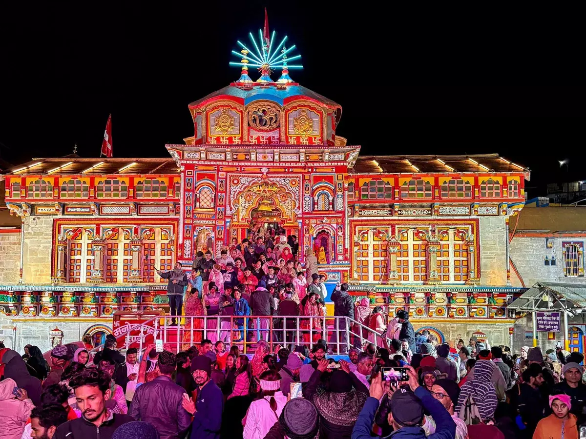 बदरीनाथ धाम में टूटा श्रद्धालुओं का रिकॉर्ड, पहली बार 17.79 लाख से ज्यादा भक्तों ने किए दर्शन बदरीनाथ धाम में टूटा श्रद्धालुओं का रिकॉर्ड, पहली बार 17.79 लाख से ज्यादा भक्तों ने किए दर्शन