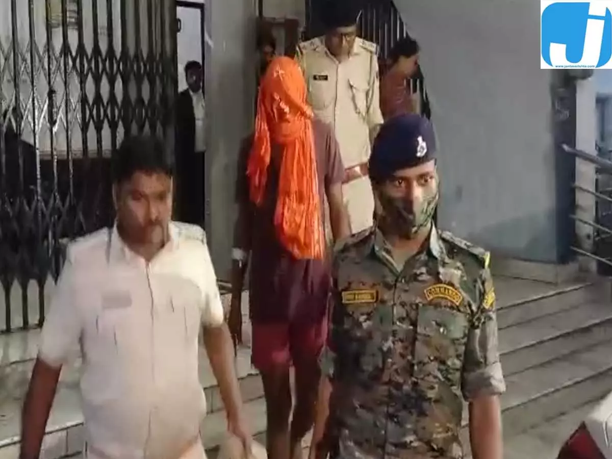 कल तक लंगड़ा रहा था आरोपी कोर्ट पेशी में सामान्य चलता दिखा कल तक लंगड़ा रहा था आरोपी कोर्ट पेशी में सामान्य चलता दिखा