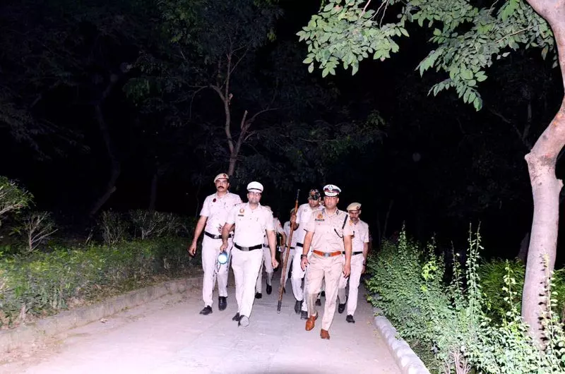 LSR कॉलेज पहुंचे दिल्ली पुलिस कमिश्नर LSR कॉलेज पहुंचे दिल्ली पुलिस कमिश्नर