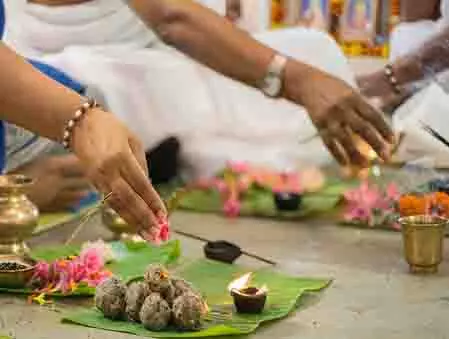 पितरों के पिंडदान के लिए क्यों प्रसिद्ध है नारायणी शिला? जानें सदियों पुरानी मान्यता पितरों के पिंडदान के लिए क्यों प्रसिद्ध है नारायणी शिला? जानें सदियों पुरानी मान्यता