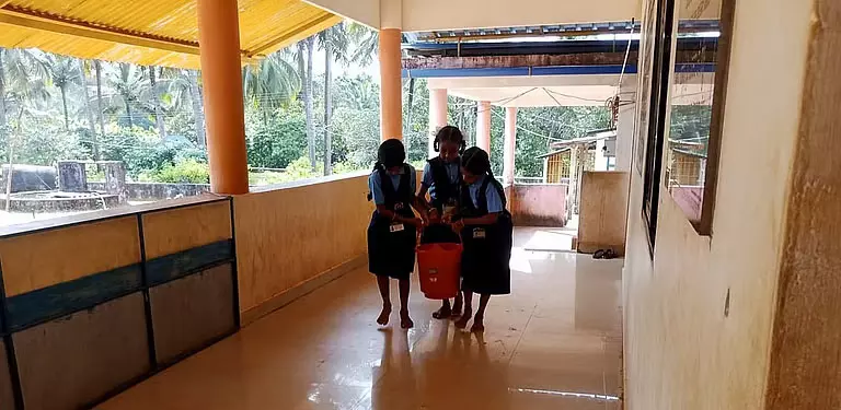 सरकारी स्कूल में पानी के लिए बच्चों की जद्दोजहद, 100 फीट दूर कुएं से पानी लाने को मजबूर छात्र सरकारी स्कूल में पानी के लिए बच्चों की जद्दोजहद, 100 फीट दूर कुएं से पानी लाने को मजबूर छात्र