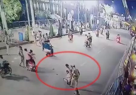 LIVE वीडियो! गणेश विसर्जन के दौरान ड्यूटी पर तैनात SI को दोपहिया वाहन ने मारी टक्कर, मौत LIVE वीडियो! गणेश विसर्जन के दौरान ड्यूटी पर तैनात SI को दोपहिया वाहन ने मारी टक्कर, मौत