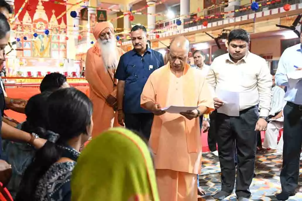 जनता दर्शन में जमीन कब्जे की शिकायतों पर सीएम योगी सख्त जनता दर्शन में जमीन कब्जे की शिकायतों पर सीएम योगी सख्त
