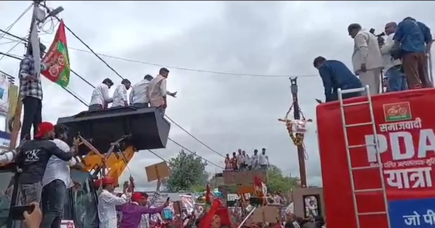 अखिलेश यादव ने चुनावी आगाज किया, राहुल गांधी के संसदीय क्षेत्र की रैली में बुलडोजर पहुंचे अखिलेश यादव ने चुनावी आगाज किया, राहुल गांधी के संसदीय क्षेत्र की रैली में बुलडोजर पहुंचे